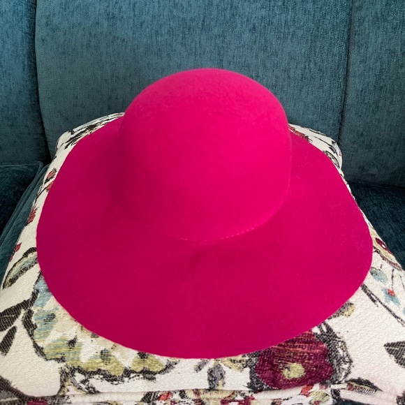 Boutique Wool hat made in Italy. Purchased in Paris. New and not worn. - Picture 3 of 6